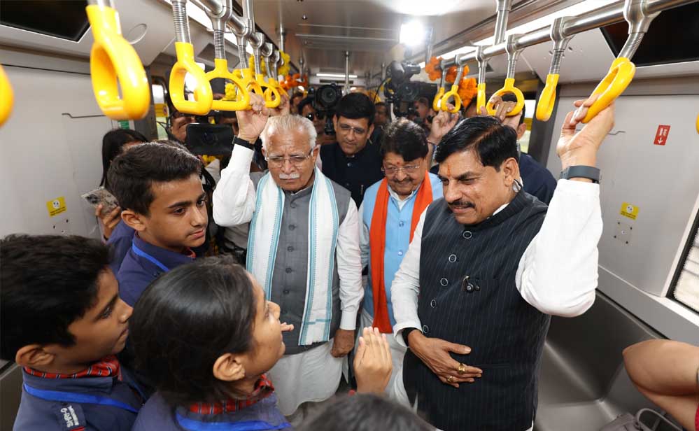 मुख्यमंत्री डॉ. यादव, केन्द्रीय मंत्री मनोहर लाल, मंत्री विजयवर्गीय ने हरी झंडी दिखाकर इंदौर मेट्रो ट्रेन को किया रवाना मुख्यमंत्री डॉ. यादव, केन्द्रीय मंत्री मनोहर लाल, मंत्री विजयवर्गीय ने हरी झंडी दिखाकर इंदौर मेट्रो ट्रेन को किया रवाना
