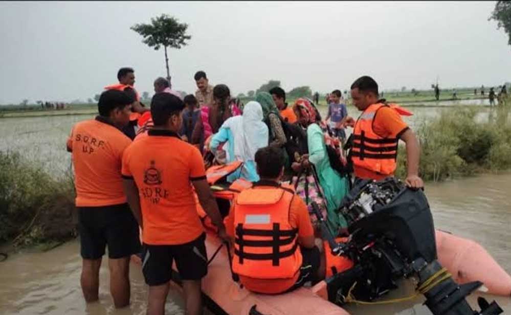 बाढ़ में योगी सरकार का राहत अभियान तेज, 19 हजार से ज्यादा लोगों को सुरक्षित स्थानों पर पहुंचाया बाढ़ में योगी सरकार का राहत अभियान तेज, 19 हजार से ज्यादा लोगों को सुरक्षित स्थानों पर पहुंचाया