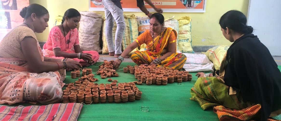 दीपावली से पहले लौटी खुशियाँ: महासमुंद में ‘सेवा संकल्प अभियान’ के तहत स्व-सहायता समूहों की महिलाओं को मिले बड़े ऑर्डर। दीपावली से पहले लौटी खुशियाँ: महासमुंद में ‘सेवा संकल्प अभियान’ के तहत स्व-सहायता समूहों की महिलाओं को मिले बड़े ऑर्डर।