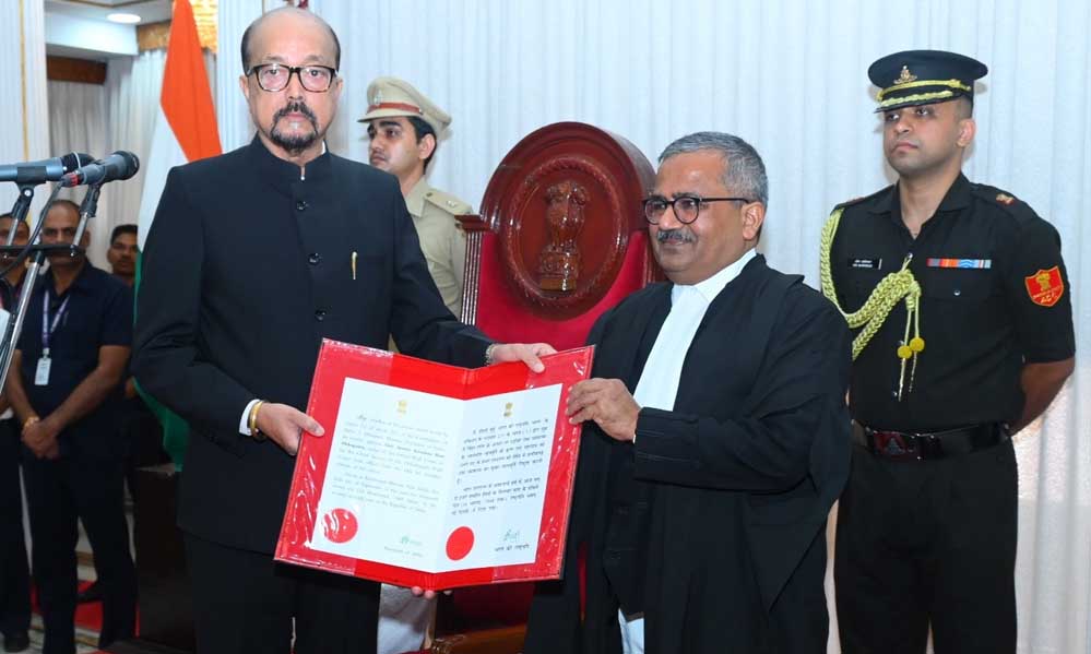 राज्यपाल डेका ने न्यायाधिपति कृष्न राम महापात्र को छत्तीसगढ़ उच्च न्यायालय के मुख्य न्यायाधीश पद की दिलाई शपथ राज्यपाल डेका ने न्यायाधिपति कृष्न राम महापात्र को छत्तीसगढ़ उच्च न्यायालय के मुख्य न्यायाधीश पद की दिलाई शपथ