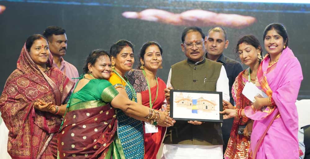 रायपुर : बहतराई स्टेडियम में गूंजा तीजा तिहार का उल्लास, मुख्यमंत्री विष्णु देव साय ने बहनों संग साझा की पर्व की खुशियां