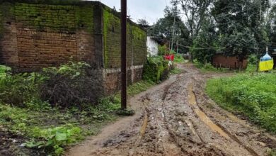 वार्ड क्रमांक 15 में सड़क नहीं, कीचड़ से गुजरने को मजबूर वार्डवासी