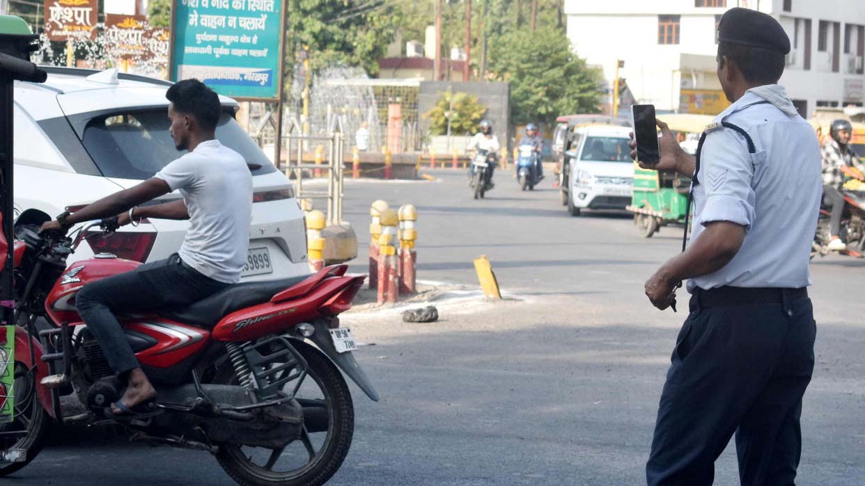 ई-चालान Next Gen 2.0 में बड़ा बदलाव, पीछे बैठे बिना हेलमेट सवारी का भी चालान ई-चालान Next Gen 2.0 में बड़ा बदलाव, पीछे बैठे बिना हेलमेट सवारी का भी चालान