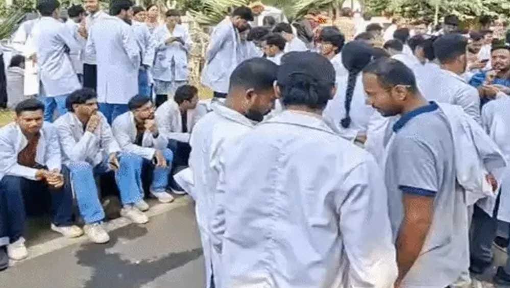 स्टाइपेंड बढ़ाने की मांग पर अड़े MBBS इंटर्न डॉक्टर, पुलिस कार्रवाई के विरोध में सरकारी अस्पतालों की OPD बंद स्टाइपेंड बढ़ाने की मांग पर अड़े MBBS इंटर्न डॉक्टर, पुलिस कार्रवाई के विरोध में सरकारी अस्पतालों की OPD बंद