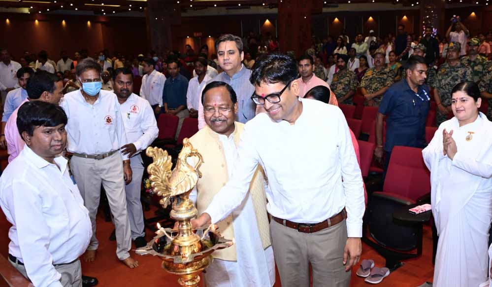 रायपुर : निःस्वार्थ सेवा और मानवता की मिसाल है डॉ. राजेश्वरी अम्मा का जीवन : वित्त मंत्री ओ.पी. चौधरी रायपुर : निःस्वार्थ सेवा और मानवता की मिसाल है डॉ. राजेश्वरी अम्मा का जीवन : वित्त मंत्री ओ.पी. चौधरी