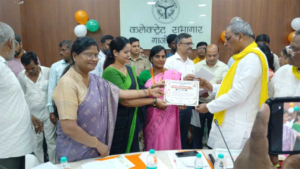 आंगनबाड़ी कार्यकर्ताओं एवं सहायिकाओं तथा सुपोषित बच्चों के माता-पिता का सम्मान