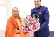 अल्पसंख्यक आयोग के नव-नियुक्त अध्यक्ष  मोहसिन रज़ा ने मुख्यमंत्री  योगी आदित्यनाथ से की शिष्टाचार भेंट।