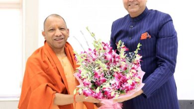 अल्पसंख्यक आयोग के नव-नियुक्त अध्यक्ष  मोहसिन रज़ा ने मुख्यमंत्री  योगी आदित्यनाथ से की शिष्टाचार भेंट।