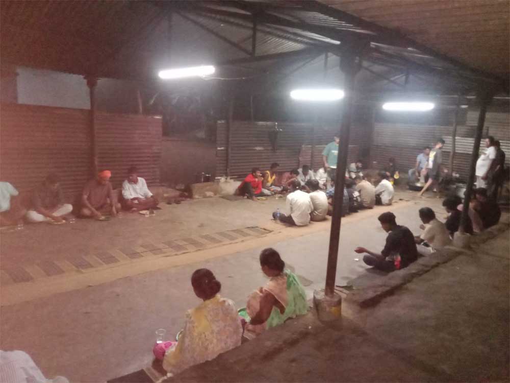 नेलसनार में बाढ़ के बीच जिला प्रशासन की मानवीय पहल, बाढ़ में फंसे यात्रियों को कराया भोजन नेलसनार में बाढ़ के बीच जिला प्रशासन की मानवीय पहल, बाढ़ में फंसे यात्रियों को कराया भोजन