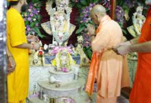 श्रीकृष्ण जन्माष्टमी पर जन्मभूमि पहुंचे सीएम योगी, चांदी से सजे गर्भगृह में किए ‘लाला’ के दर्शन