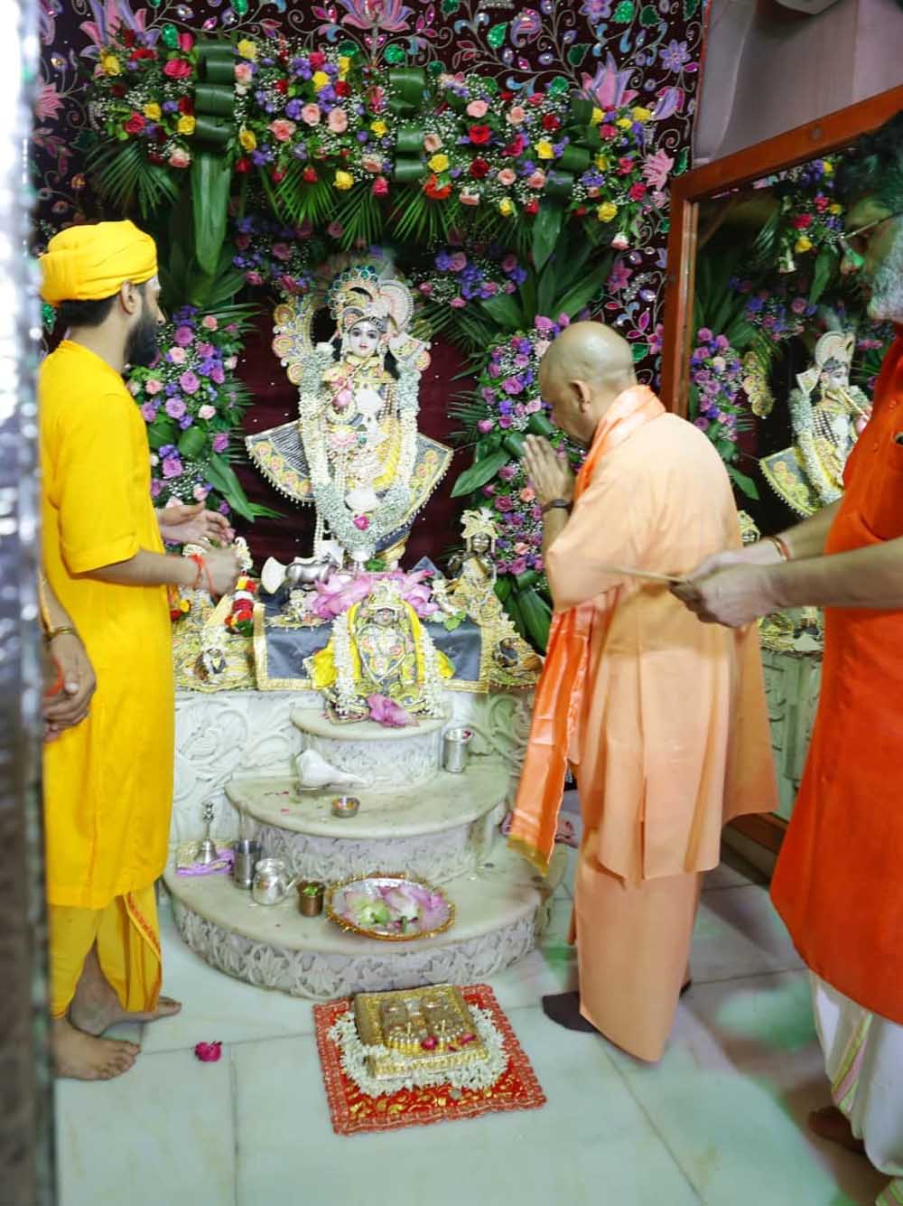 श्रीकृष्ण जन्माष्टमी पर जन्मभूमि पहुंचे सीएम योगी, चांदी से सजे गर्भगृह में किए ‘लाला’ के दर्शन