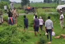 जंगल में अतिक्रमण जांच करने पहुंची टीम से ग्रामीणों की झूमाझटकी