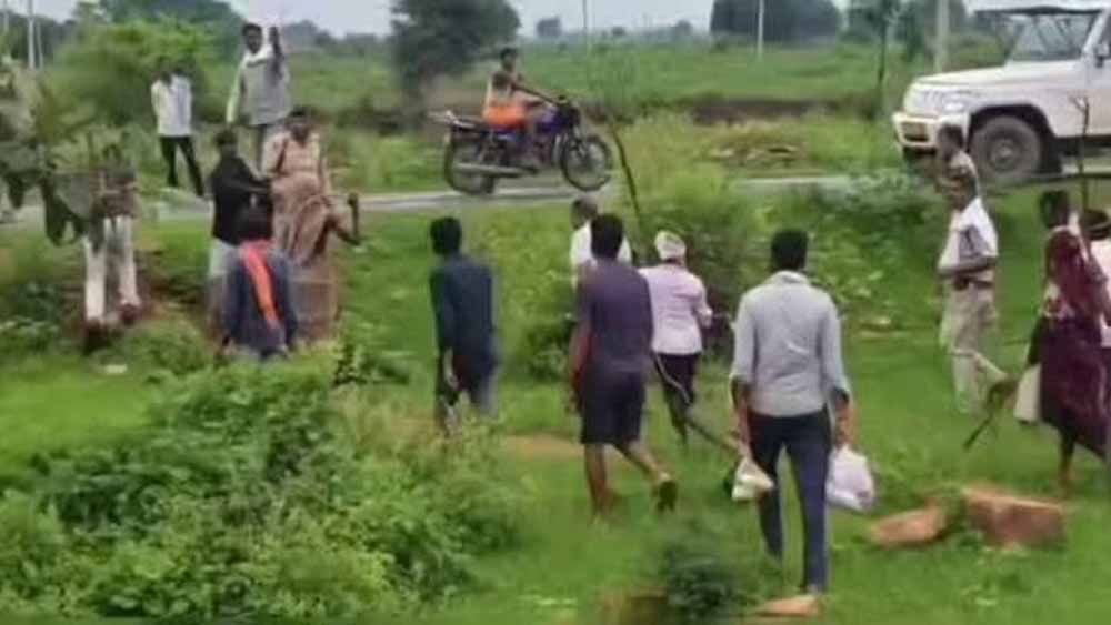 जंगल में अतिक्रमण जांच करने पहुंची टीम से ग्रामीणों की झूमाझटकी जंगल में अतिक्रमण जांच करने पहुंची टीम से ग्रामीणों की झूमाझटकी