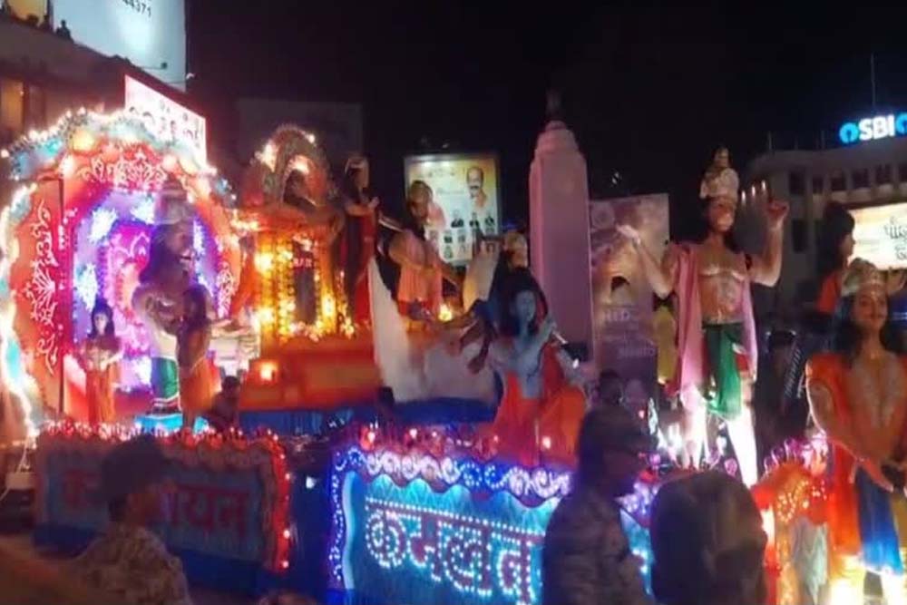 Raipur में आज रात झांकी चल समारोह, 2000 पुलिसकर्मी तैनात; शराब दुकानें बंद.