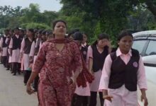 बिजली और क्लास की मांग को लेकर छात्राओं का पैदल मार्च, कलेक्ट्रेट पहुंचकर जताया विरोध