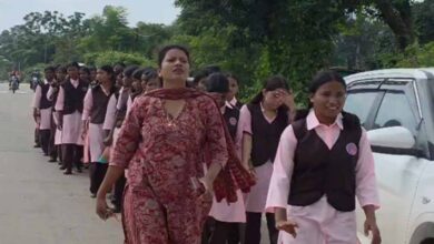 बिजली और क्लास की मांग को लेकर छात्राओं का पैदल मार्च, कलेक्ट्रेट पहुंचकर जताया विरोध
