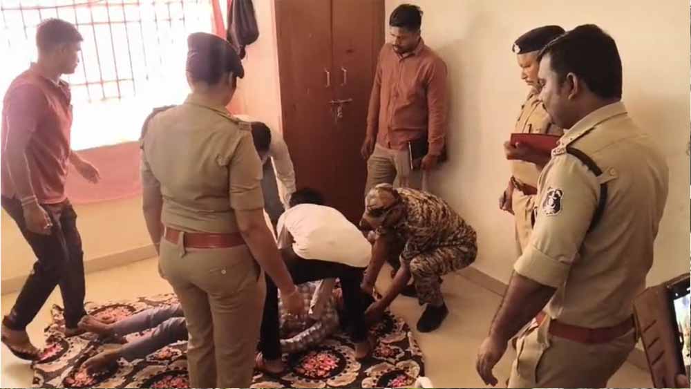 CG के एकलव्य आवासीय विद्यालय में 10वीं के छात्र ने फांसी लगाकर दी जान, मचा हड़कंप CG के एकलव्य आवासीय विद्यालय में 10वीं के छात्र ने फांसी लगाकर दी जान, मचा हड़कंप
