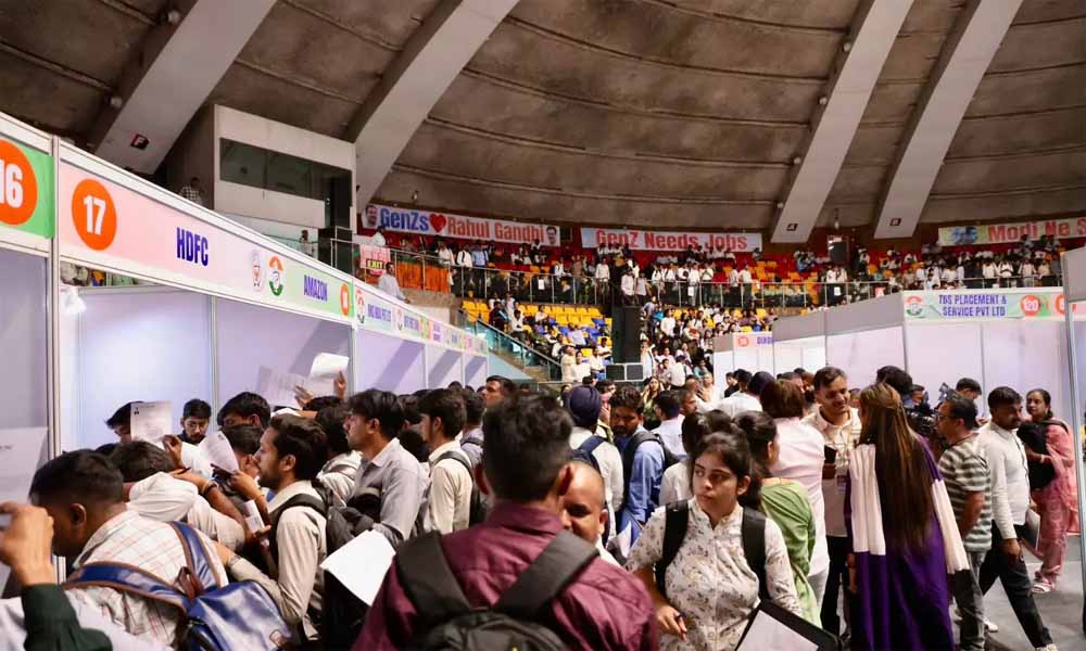 CG रोजगार मेले में 230 पदों पर भर्ती, हजारों युवा पहुंचे CG रोजगार मेले में 230 पदों पर भर्ती, हजारों युवा पहुंचे