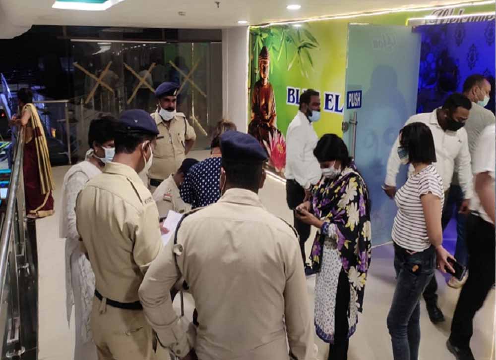 भिलाई के सूर्या मॉल स्थित स्पा सेंटर पर पुलिस की रेड, युवतियों से भरवाया बाउंड ओवर भिलाई के सूर्या मॉल स्थित स्पा सेंटर पर पुलिस की रेड, युवतियों से भरवाया बाउंड ओवर