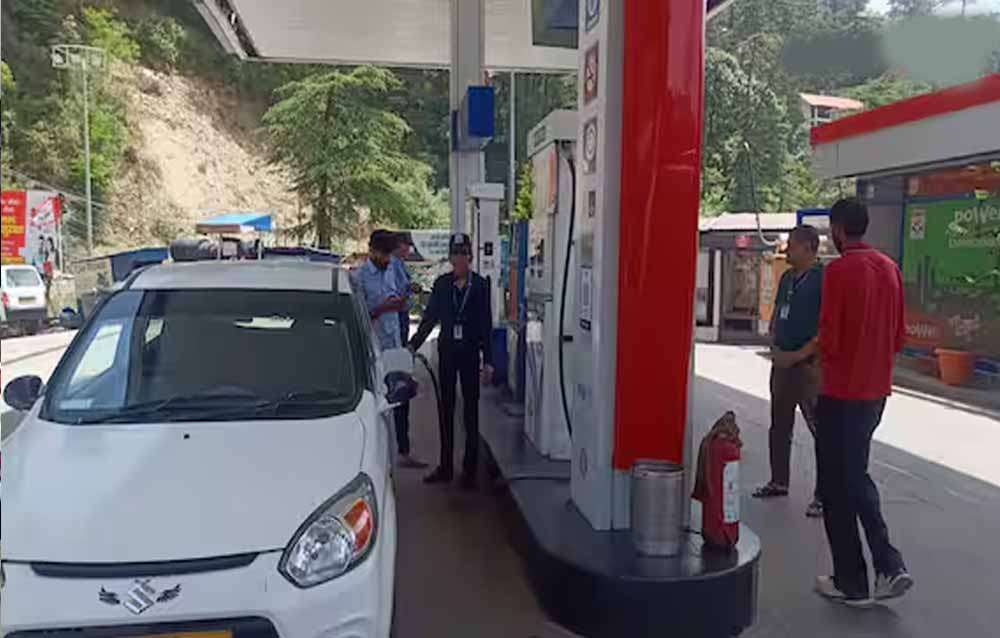 42 लीटर के टैंक में भर दिया 48 लीटर पेट्रोल, पेट्रोल पंप पर मचा बवाल 42 लीटर के टैंक में भर दिया 48 लीटर पेट्रोल, पेट्रोल पंप पर मचा बवाल