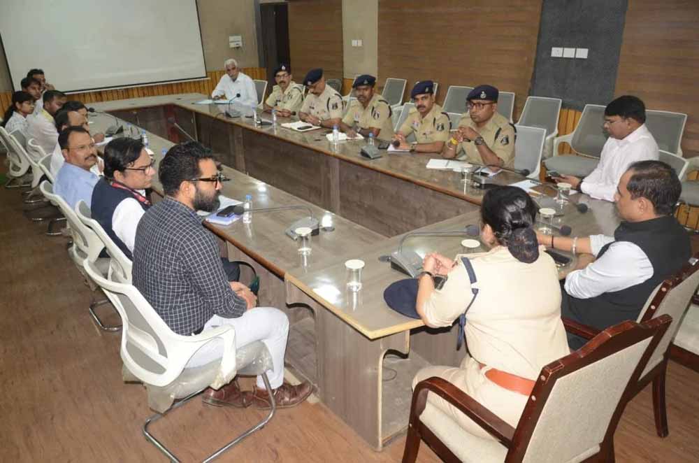 कलेक्टर-SP ने कुलपतियों की बैठक ली, विदेशी विद्यार्थियों की सुरक्षा के निर्देश कलेक्टर-SP ने कुलपतियों की बैठक ली, विदेशी विद्यार्थियों की सुरक्षा के निर्देश