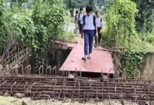 6 साल से अधूरा पड़ा पुल, जान जोखिम में डालकर स्कूल जा रहे बच्चे