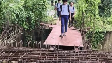 6 साल से अधूरा पड़ा पुल, जान जोखिम में डालकर स्कूल जा रहे बच्चे