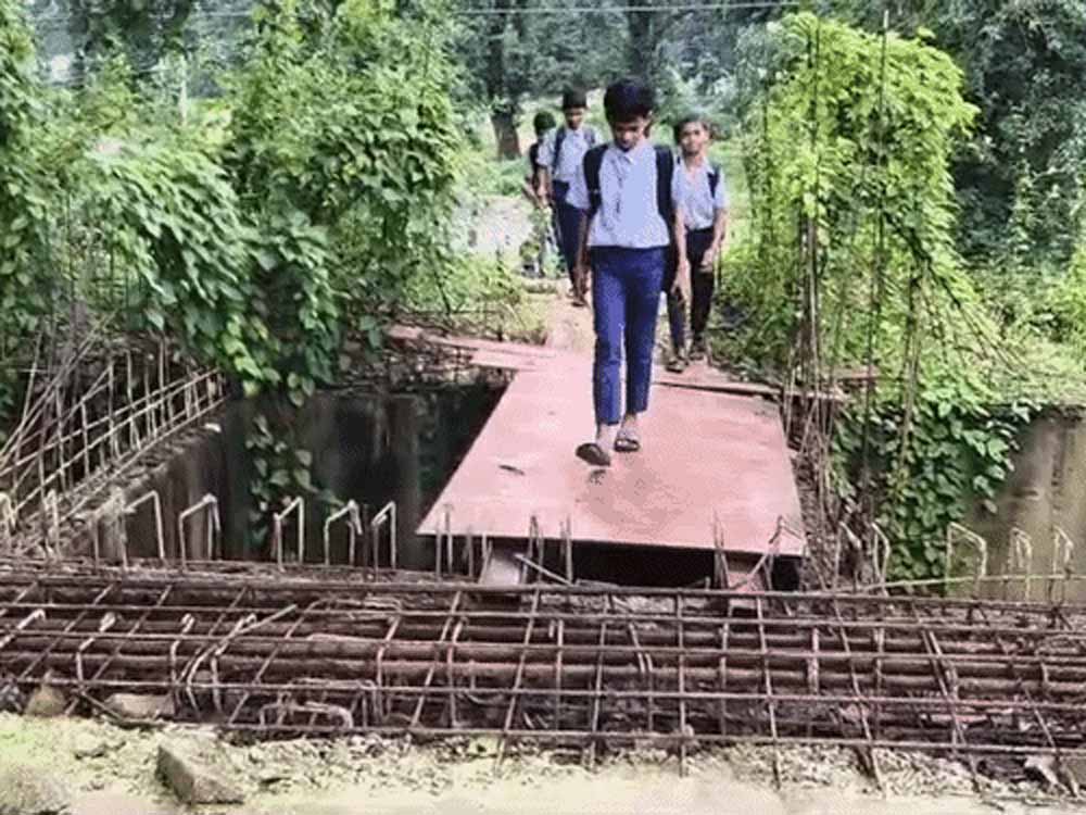 6 साल से अधूरा पड़ा पुल, जान जोखिम में डालकर स्कूल जा रहे बच्चे 6 साल से अधूरा पड़ा पुल, जान जोखिम में डालकर स्कूल जा रहे बच्चे