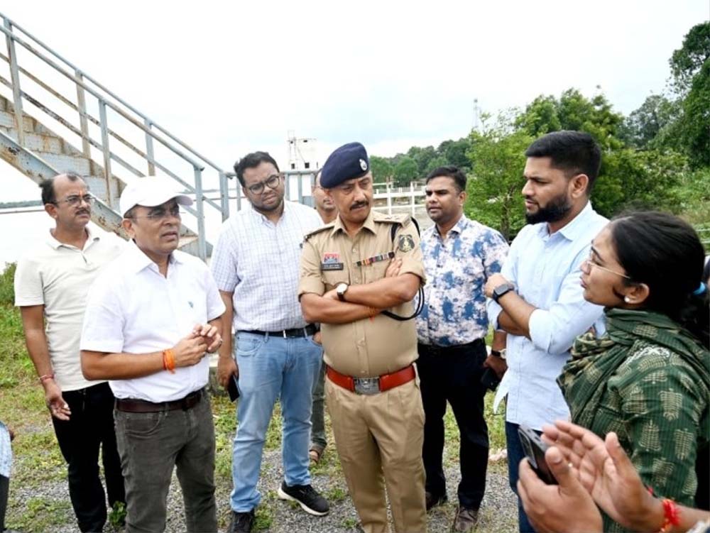 जांजगीर-चांपा में उफान पर महानदी, कलेक्टर-SP ने बाढ़ प्रभावित इलाकों का लिया जायजा जांजगीर-चांपा में उफान पर महानदी, कलेक्टर-SP ने बाढ़ प्रभावित इलाकों का लिया जायजा