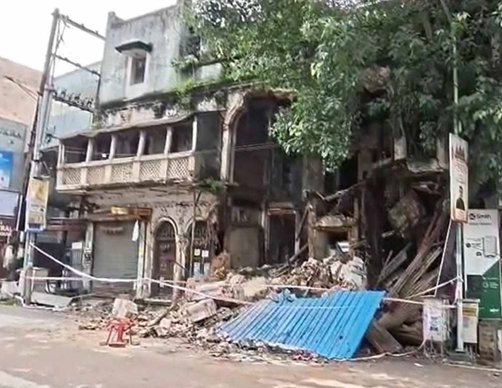 रायपुर में तेज आवाज में DJ बजाने से जर्जर इमारत का हिस्सा गिरा, मची अफरा-तफरी