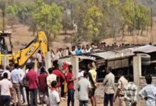 यात्रियों से भरी बस बेकाबू होकर पलटी, हादसे में एक की मौत और 20 घायल