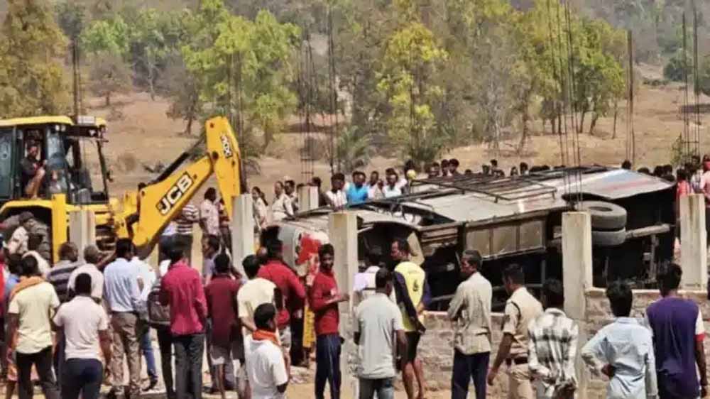 यात्रियों से भरी बस बेकाबू होकर पलटी, हादसे में एक की मौत और 20 घायल यात्रियों से भरी बस बेकाबू होकर पलटी, हादसे में एक की मौत और 20 घायल