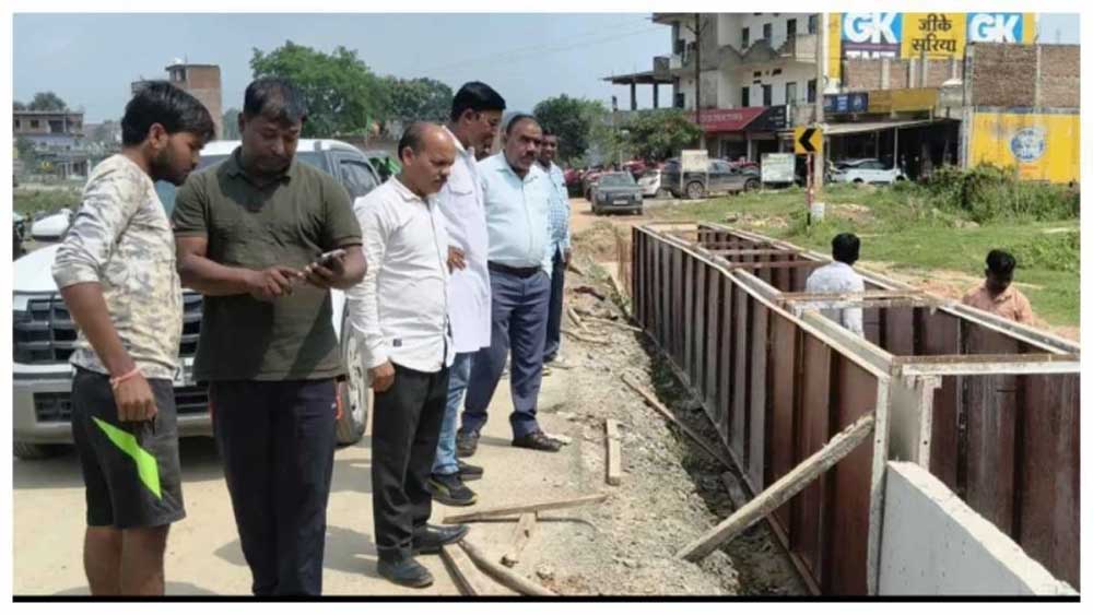 अंबिकापुर-रामानुजगंज NH पर घटिया निर्माण का आरोप, अध्यक्ष-उपाध्यक्ष ने मौके पर पहुंचकर रुकवाया काम
