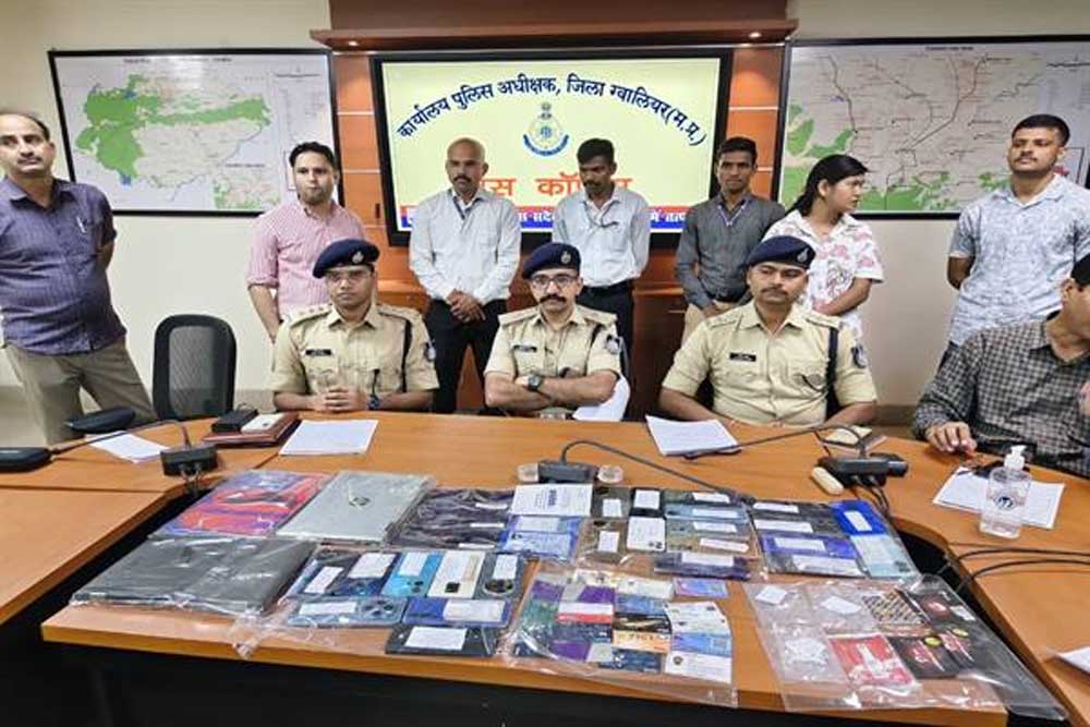ग्वालियर पुलिस ने विंडसर हिल्स स्थित डुप्लेक्स से संचालित करोड़ों रुपए के साइबर फ्रॉड नेटवर्क का किया पर्दाफाश, पांच आरोपी गिरफ्तार