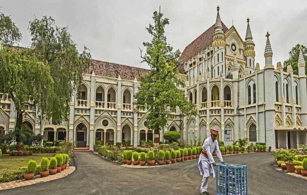 छिंदवाड़ा SP के खिलाफ गैर-जमानती वारंट, जबलपुर HC ने किया तलब छिंदवाड़ा SP के खिलाफ गैर-जमानती वारंट, जबलपुर HC ने किया तलब