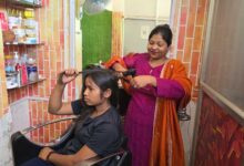 हुनर ने दी आत्मनिर्भरता की राह, ब्यूटी पार्लर से किरण को हर माह 12 से 20 हजार रुपये तक की आय