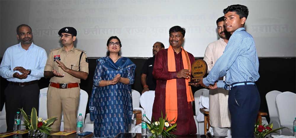 हुनरमंद युवा ही गढ़ेंगे स्वर्णिम भविष्य, कौशल विकास से निखरेगी नई पीढ़ी -वन मंत्री श्री केदार कश्यप हुनरमंद युवा ही गढ़ेंगे स्वर्णिम भविष्य, कौशल विकास से निखरेगी नई पीढ़ी -वन मंत्री श्री केदार कश्यप