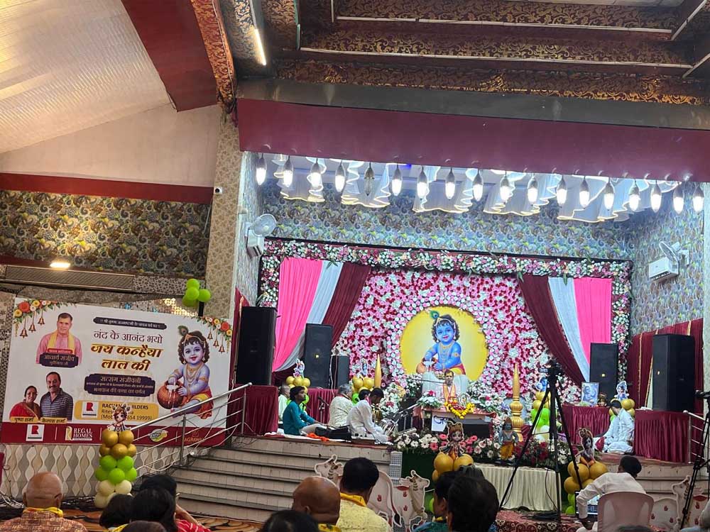 ‘सत्संग संजीवनी’ में गूंजा श्रीकृष्ण भक्ति का संदेश, वृंदावन के कलाकारों ने प्रस्तुत कीं भगवान की दिव्य लीलाएं ‘सत्संग संजीवनी’ में गूंजा श्रीकृष्ण भक्ति का संदेश, वृंदावन के कलाकारों ने प्रस्तुत कीं भगवान की दिव्य लीलाएं