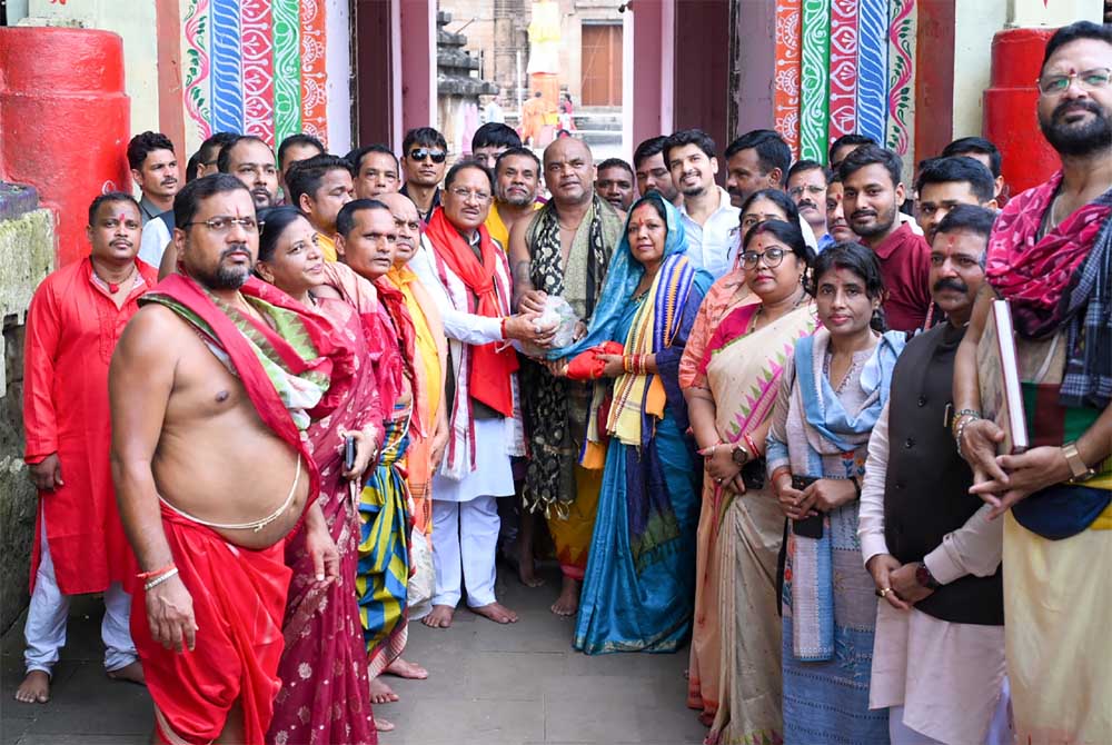 भगवान लिंगराज के दर्शन कर मुख्यमंत्री विष्णु देव साय ने की प्रदेश की सुख-समृद्धि और खुशहाली की कामना भगवान लिंगराज के दर्शन कर मुख्यमंत्री विष्णु देव साय ने की प्रदेश की सुख-समृद्धि और खुशहाली की कामना