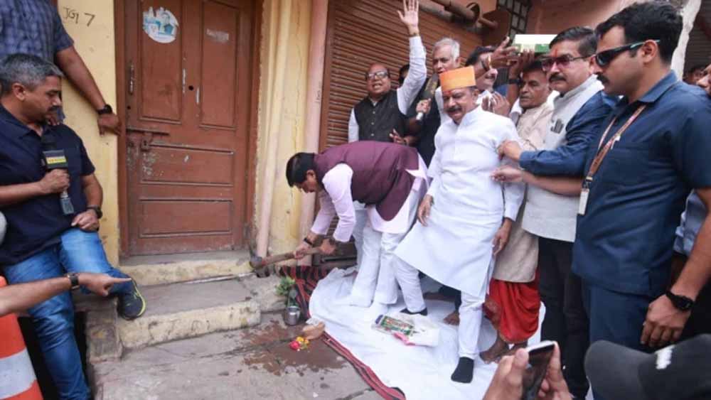 CM मोहन यादव ने पैतृक मकान में चलाई गेती, सिंहस्थ 2028 के मेगा प्लान का आगाज