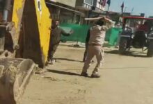 पुलिस को देख रेत माफियाओं ने संकरी गलियों में दौड़ाए ट्रैक्टर, कार भी घसीटी