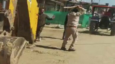 पुलिस को देख रेत माफियाओं ने संकरी गलियों में दौड़ाए ट्रैक्टर, कार भी घसीटी पुलिस को देख रेत माफियाओं ने संकरी गलियों में दौड़ाए ट्रैक्टर, कार भी घसीटी