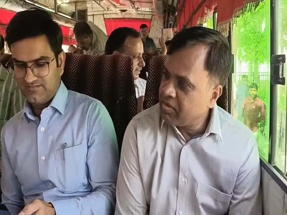 रीवा कलेक्टर बिना फिटनेस-परमिट वाली बस से पहुंचे कार्यक्रम, जांच के बाद बस सीज रीवा कलेक्टर बिना फिटनेस-परमिट वाली बस से पहुंचे कार्यक्रम, जांच के बाद बस सीज