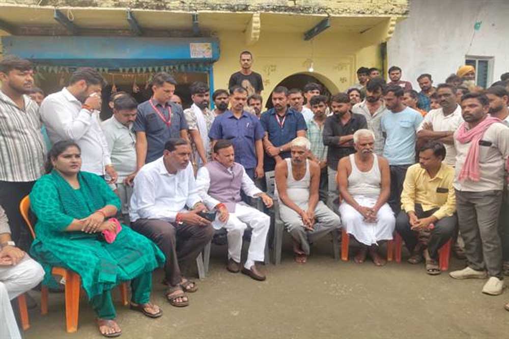 माफियाओं के विरुद्ध होगी सख्त कारवाई, दोषियों को मिलेगी कड़ी से कड़ी सजा: उप मुख्यमंत्री शुक्ल माफियाओं के विरुद्ध होगी सख्त कारवाई, दोषियों को मिलेगी कड़ी से कड़ी सजा: उप मुख्यमंत्री शुक्ल