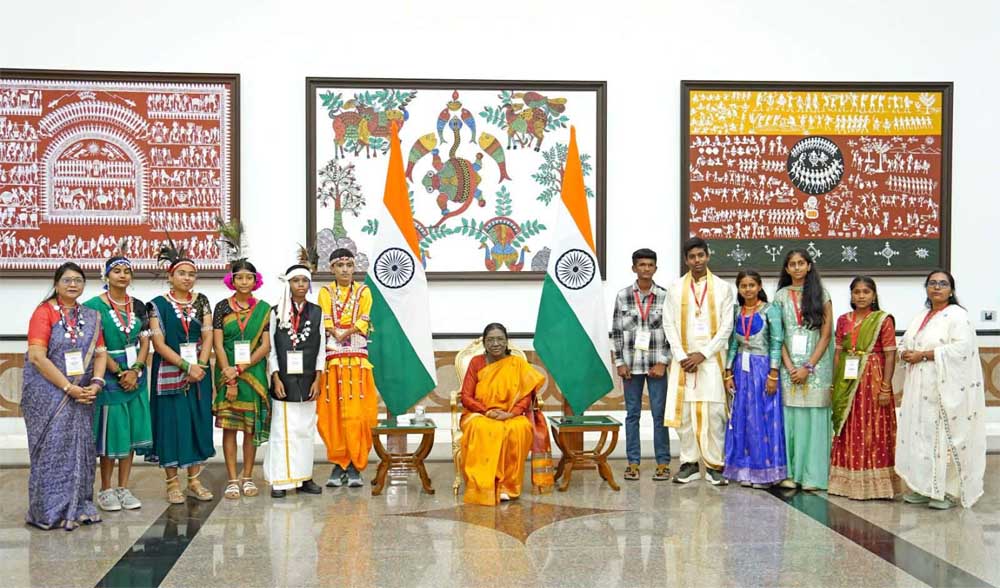 राष्ट्रपति से भेंट कर लौटे प्रतिभावान विद्यार्थियों ने मुख्यमंत्री श्री विष्णु देव साय से की सौजन्य मुलाकात