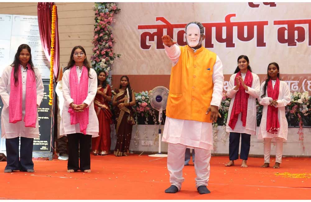 नमो सेवा-अनकही कहानियां : छात्रों ने प्रधानमंत्री नरेन्द्र मोदी के 25 वर्षों की सेवा यात्रा का किया मंचन नमो सेवा-अनकही कहानियां : छात्रों ने प्रधानमंत्री नरेन्द्र मोदी के 25 वर्षों की सेवा यात्रा का किया मंचन