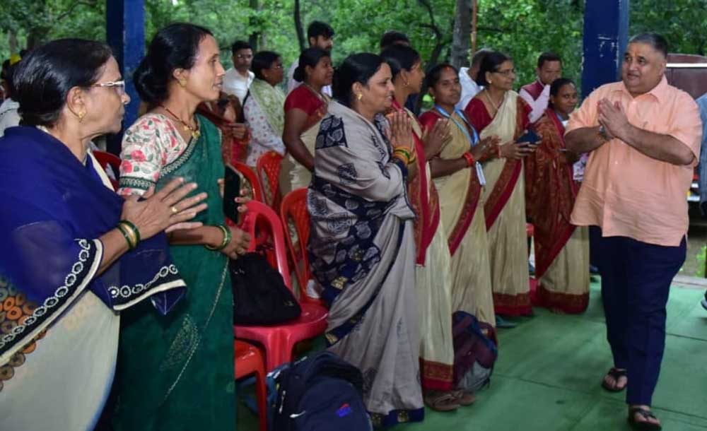 रामगढ़ में मितानिन बहनों से पर्यटन एवं संस्कृति मंत्री ने किया आत्मीय संवाद, समस्याओं और आवश्यकताओं की ली जानकारी रामगढ़ में मितानिन बहनों से पर्यटन एवं संस्कृति मंत्री ने किया आत्मीय संवाद, समस्याओं और आवश्यकताओं की ली जानकारी