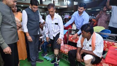बलौदाबाजार में राजस्व मंत्री  टंक राम वर्मा ने दिव्यांगजनों को बांटे सहायक उपकरण