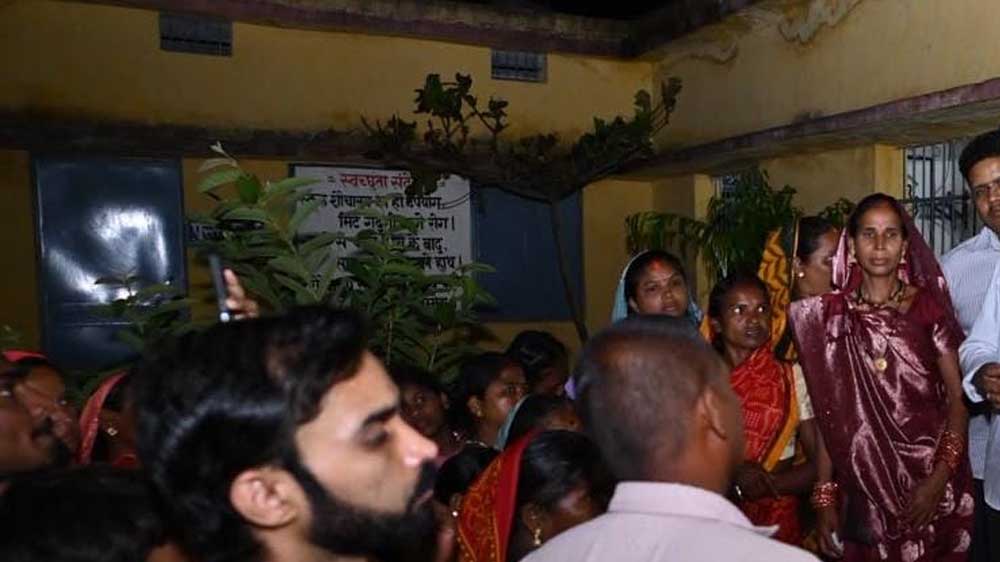 बाढ़ पीड़ितों के बीच पहुंचे राजस्व मंत्री टंक राम वर्मा बाढ़ पीड़ितों के बीच पहुंचे राजस्व मंत्री टंक राम वर्मा