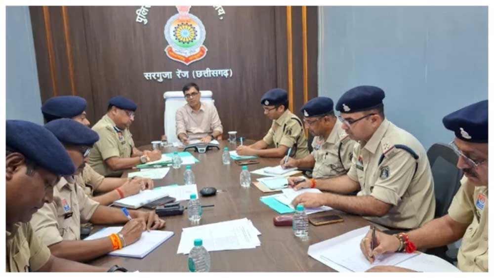अंबिकापुर में बदमाशों पर सख्ती: IG का निर्देश- हथियार लहराया या चाकूबाजी की तो सीधे जेल अंबिकापुर में बदमाशों पर सख्ती: IG का निर्देश- हथियार लहराया या चाकूबाजी की तो सीधे जेल